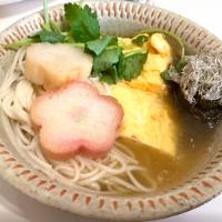 あっさり出汁に浸かっただし巻き玉子。とろろ昆布と花麩とそうめんを入れて。